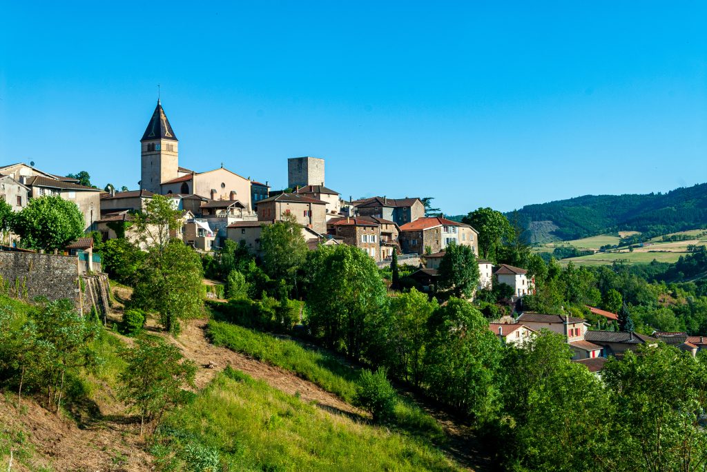 Le village de Chamelet dans la vallée de l