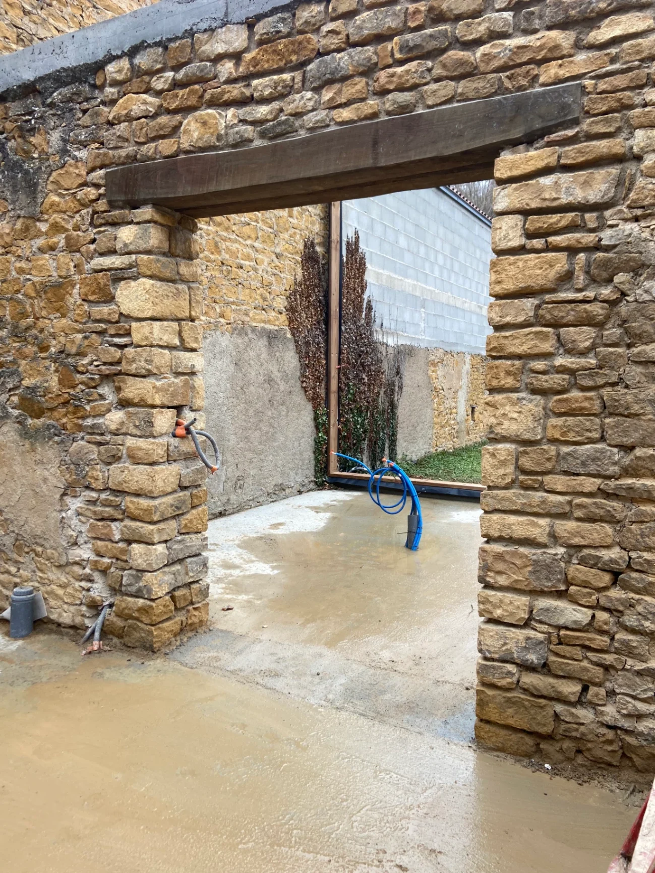 ouverture en pierre dorée